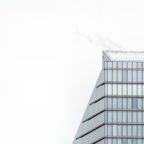 Moderne Architektur vor weißem Himmel